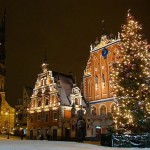 Массивные старые дома притрушены снегом