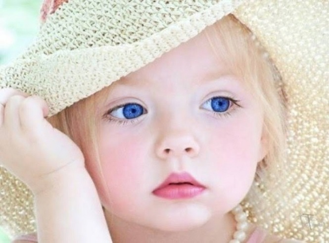 Большие голубые глаза ребенка