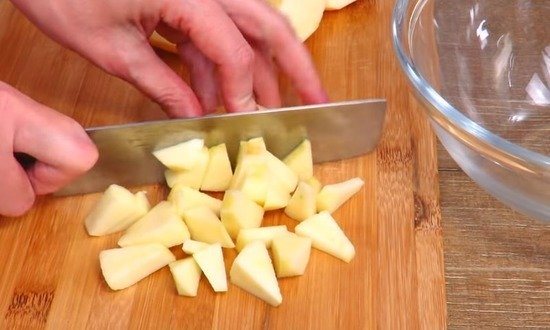 Нарезаем яблоки