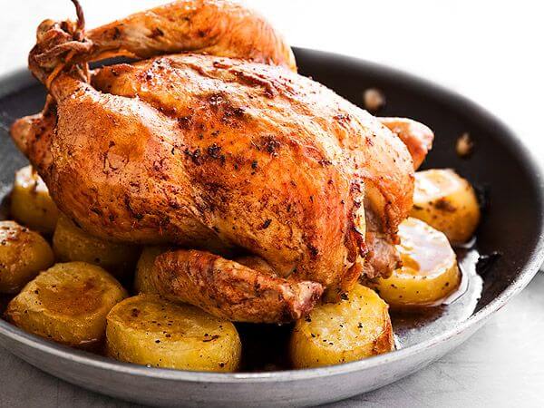 Горячие блюда на Новый год 2022: Курица с картошкой целиком в рукаве