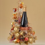 Как красиво украсить бутылку шампанского на новый год конфетами