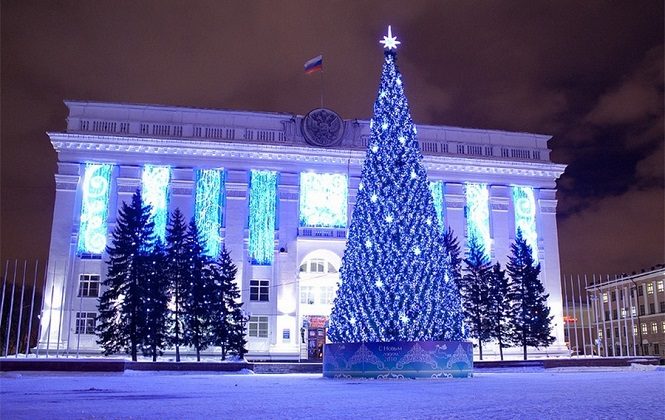 Центральная Кемеровская украшенная елка