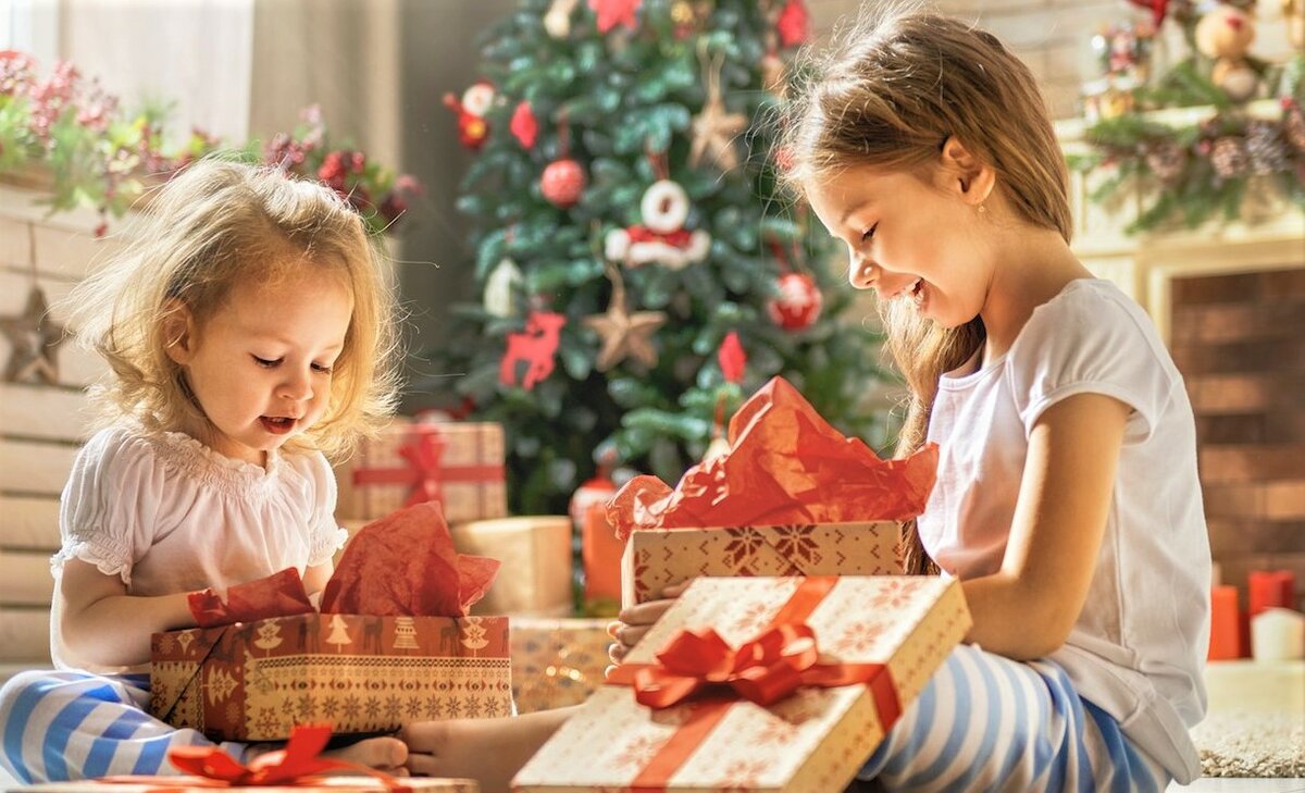Дети с подарками под елкой